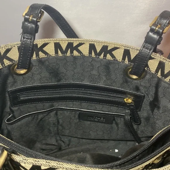 Michael Kors hand bag and wallet. - Picture 6 of 9